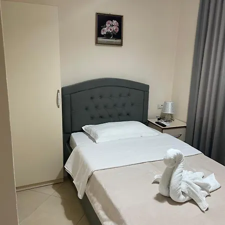 Hotel R *
